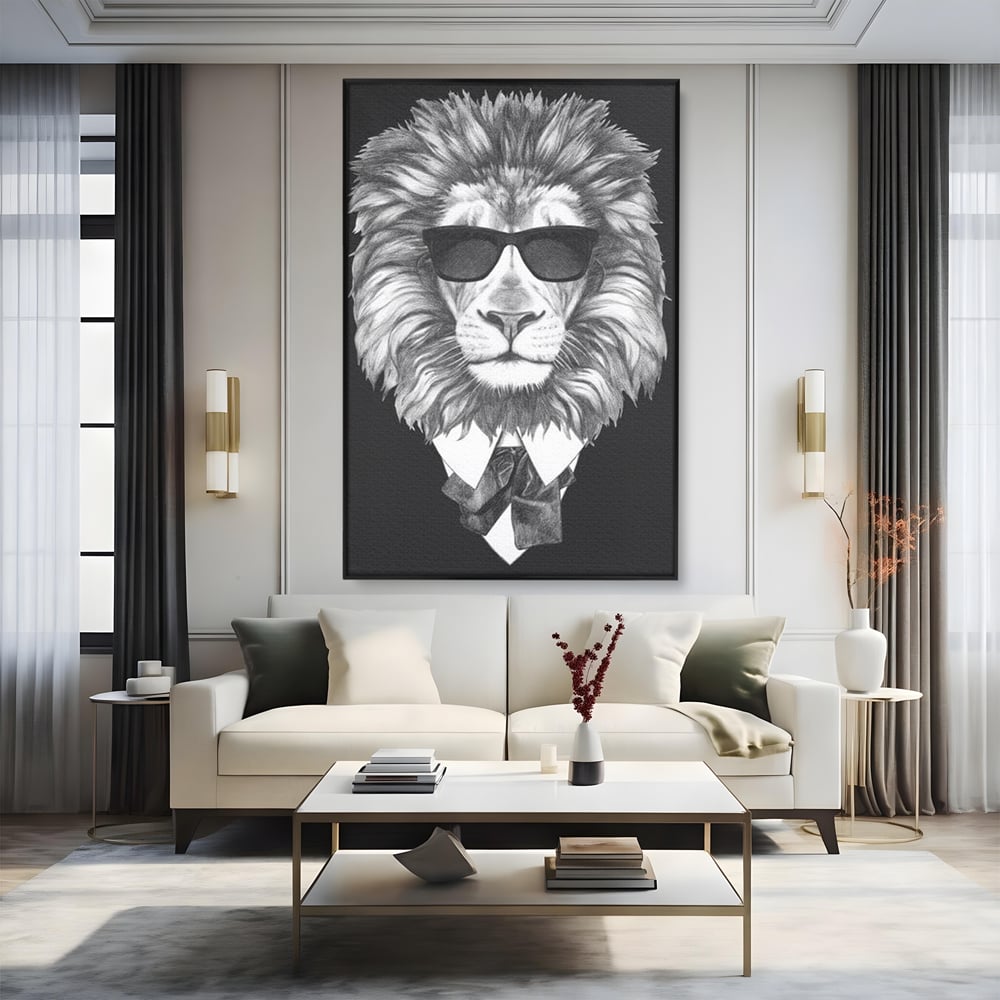 Tablou canvas cu tablou canvas cu leu in costum si ochelari, in rama de aluminiu negru, pe perete intr-un living